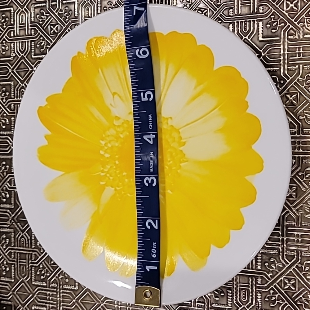 SOLD.  Bo's Attic Ceramic Gerber Daisy Plates Set of 4 - Picture 5 of 5